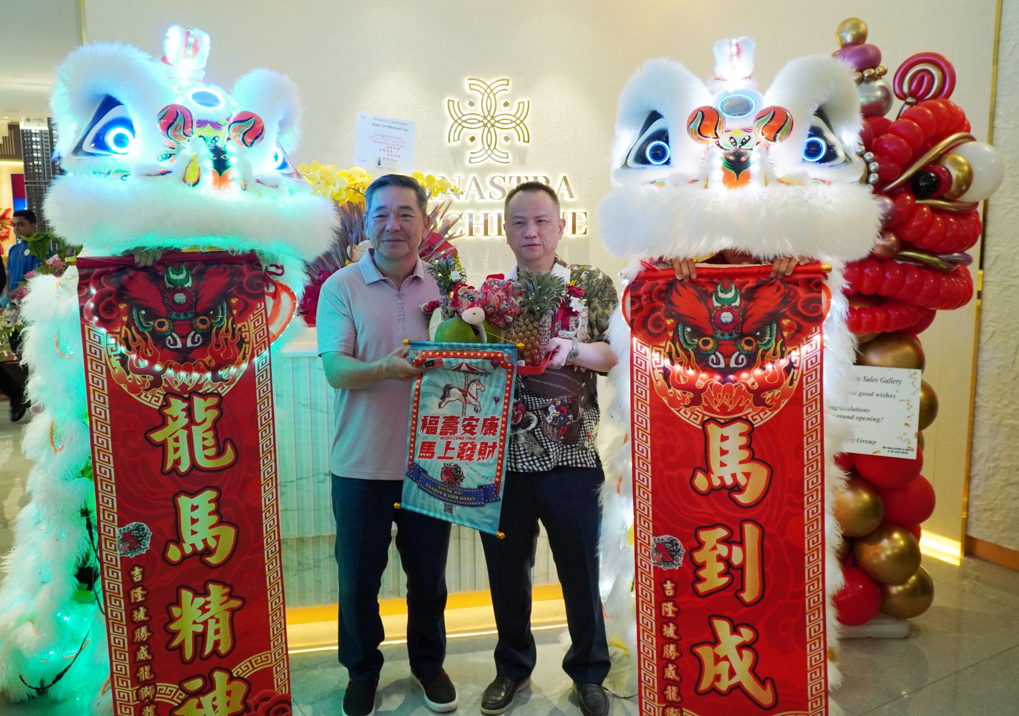 李天佑（左）与 陈浩业出席Binastra Cochrane销售展厅推介礼。