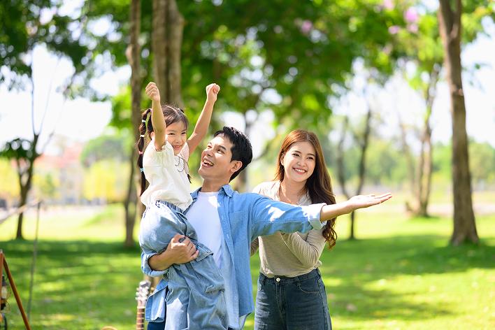 A family enjoying a Binastra Land community